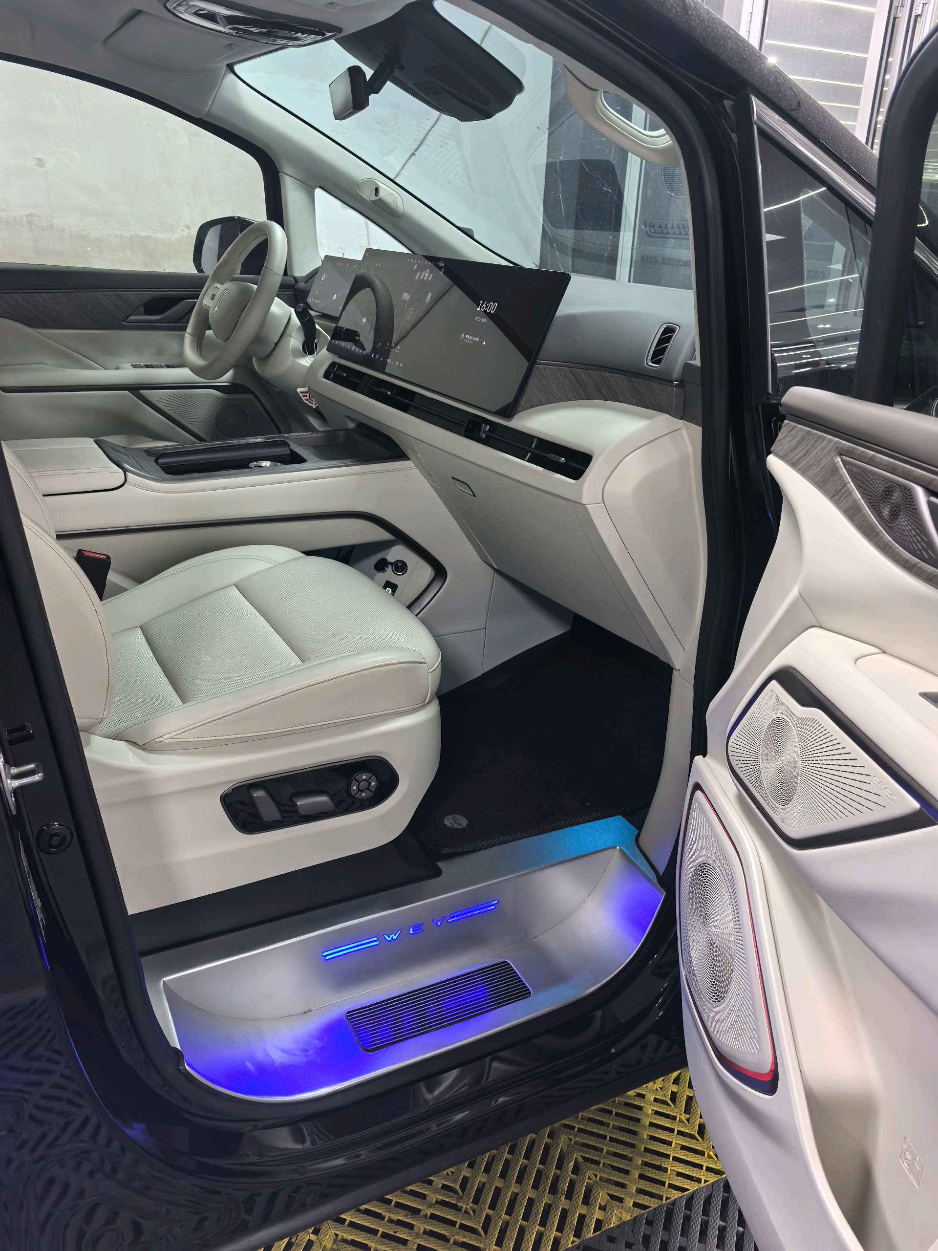 Foto WEY 2025 Gaoshan 9 Hi4 1.5T Four-Wheel Drive Version 5