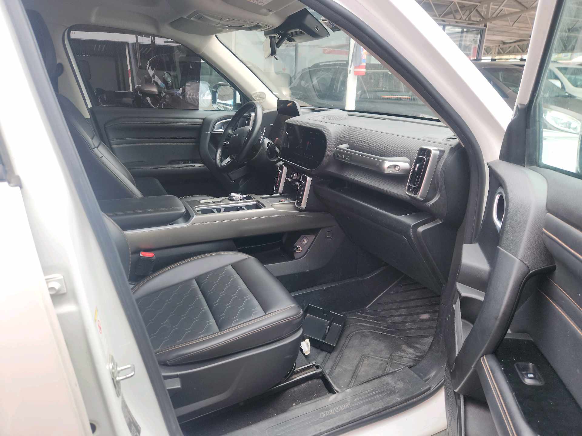 Haval Dargo Tank 300 1.5T 2WD Labrador Edition photo 3
