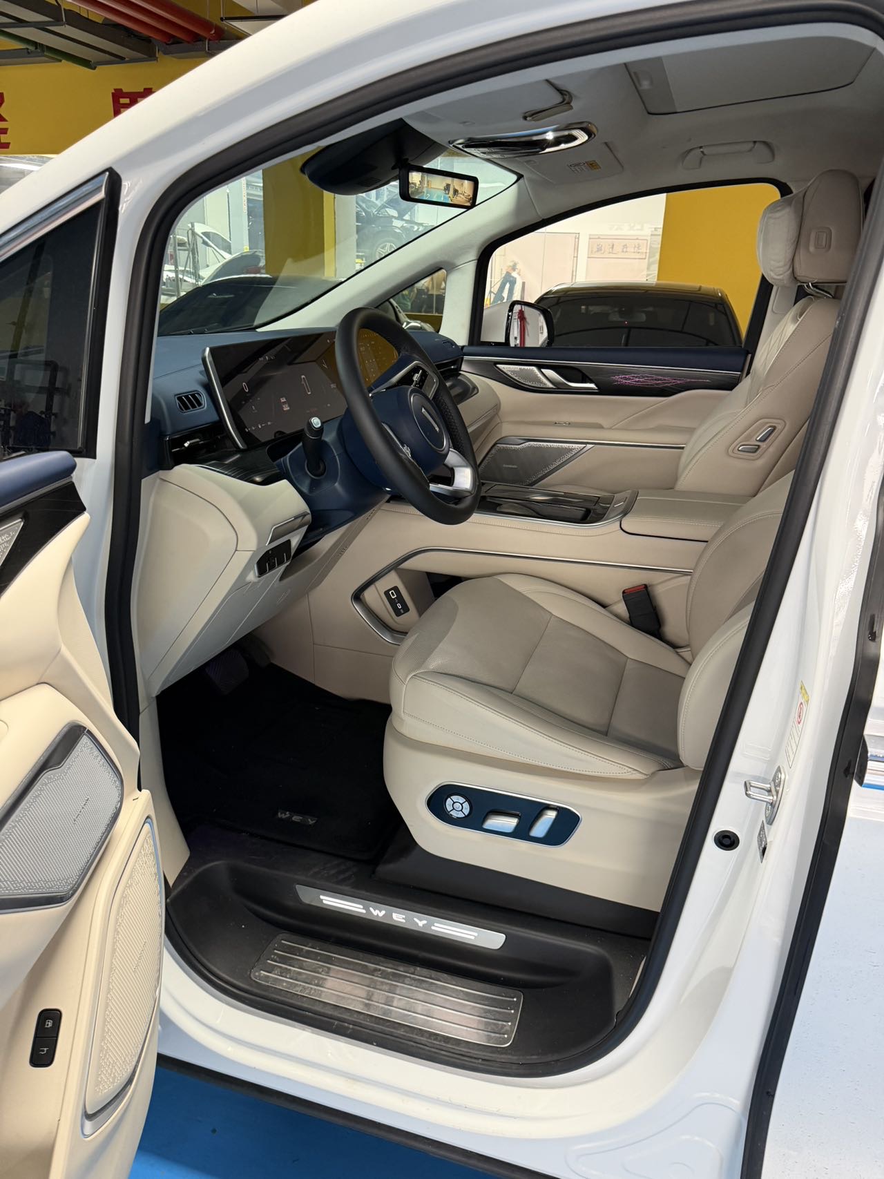 WEY 2024 Gaoshan PHEV 1.5T Four-Wheel-Drive Flagship Edition photo 3